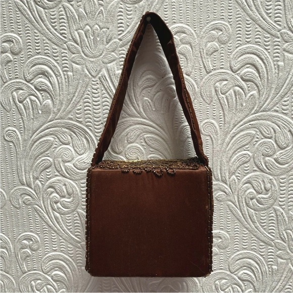 BEAUTIFUL Vintage 1940’s Carnival Glass Beaded Brown Silk Box Purse - Picture 8 of 11